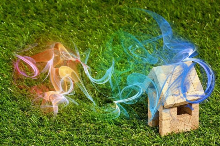 Очищение пространства: 7 способов избавиться от негативных энергий в доме и на работе